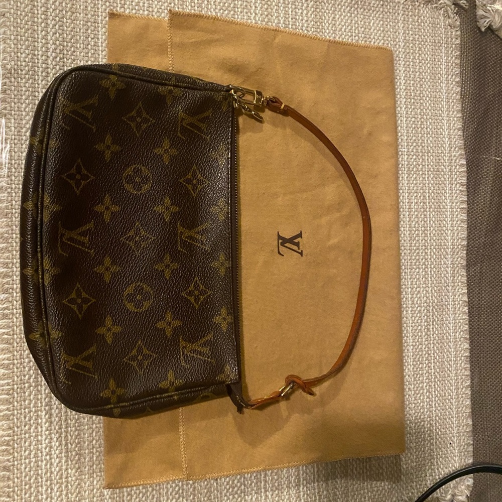 ✨AUTHENTIC✨ Louis Vuitton pochette
